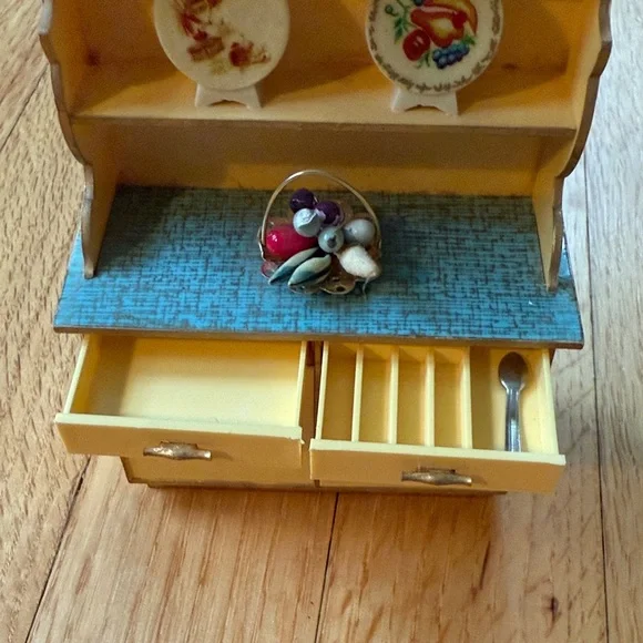 IDEAL Petite Prince Dollhouse Kitchen Cabinet Yellow and Gold - Picture 4 of 10